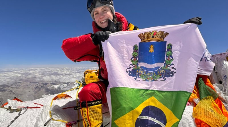 Olivia Bonfim escala Everest e Lhotse e entra no Guinness