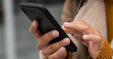 Por que os brasileiros estão adiando a compra de smartphones