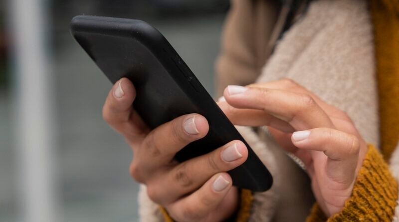 Por que os brasileiros estão adiando a compra de smartphones