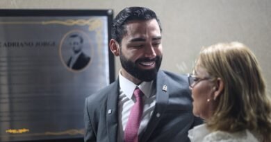 Eurico leva mãe atípica agredida à Câmara e pede mais acolhimento às famílias