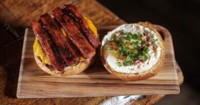 Hamburgueria autoral BRUTTUS celebra Dia do Bacon