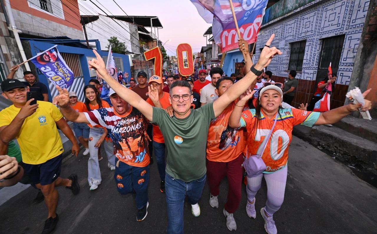 David Almeida realiza caminhada na Compensa e destaca ações de sua gestão em Manaus