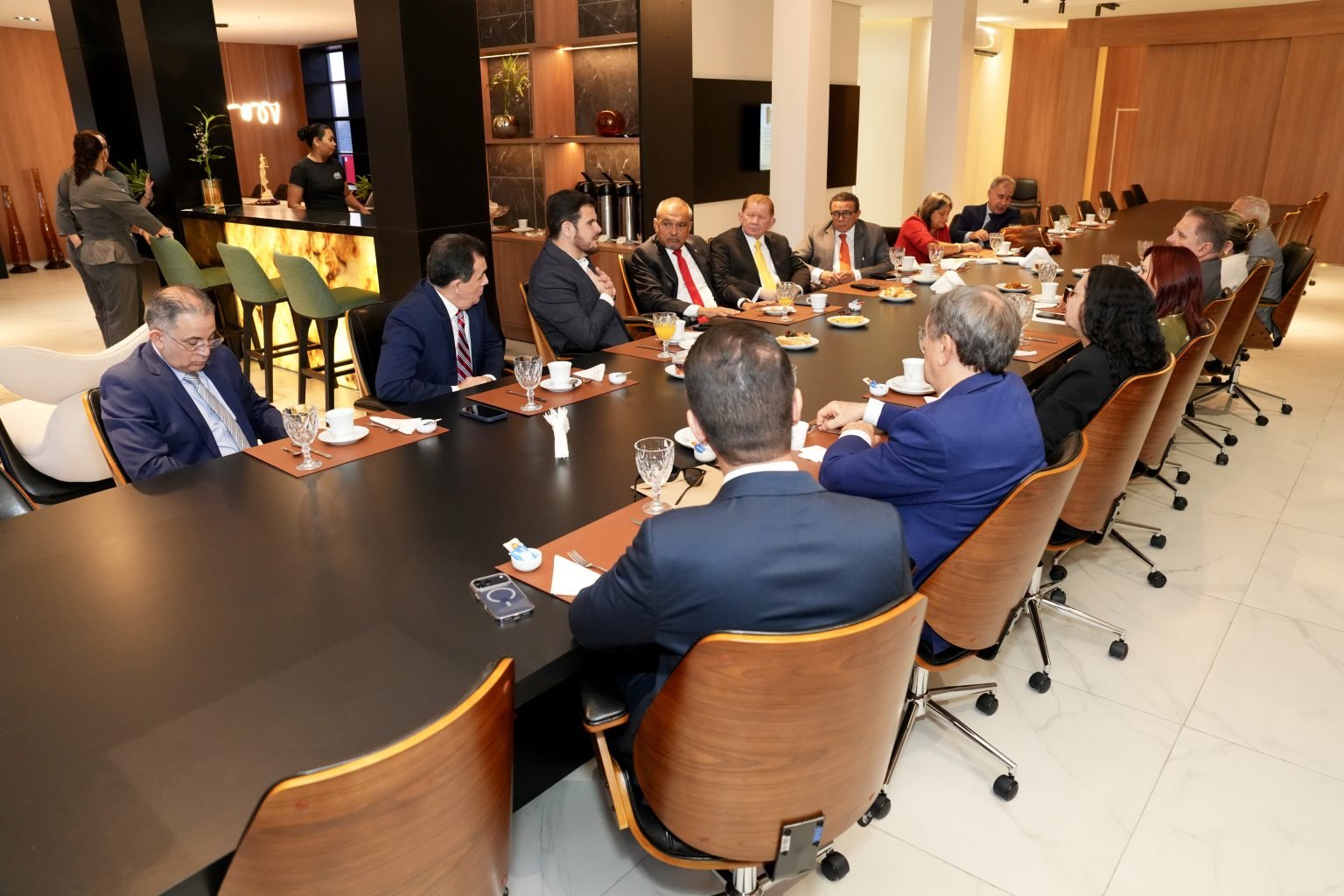 Prefeito Renato Junior apresenta projetos de infraestrutura ao TJ-AM e reforça parceria institucional