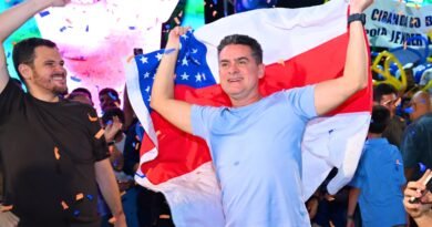 Prefeito David Almeida é recebido com abraços e gritos de “meu governador” durante caminhada