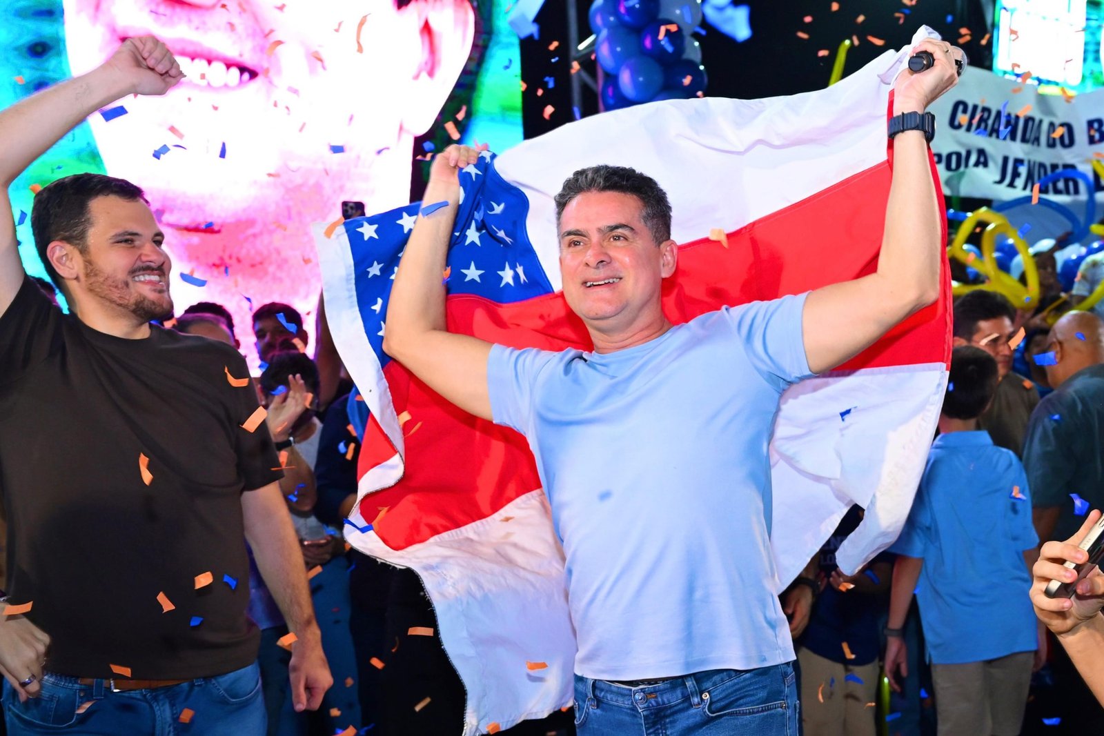 Prefeito David Almeida é recebido com abraços e gritos de “meu governador” durante caminhada