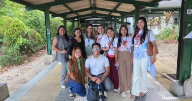 Jorge Oliveira parabeniza alunos de Pedagogia da UEA de Tabatinga pela participação em seminário sobre infâncias na Amazônia