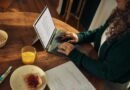 Pearson e AWS: IA reforça valor do ensino superior para 74%