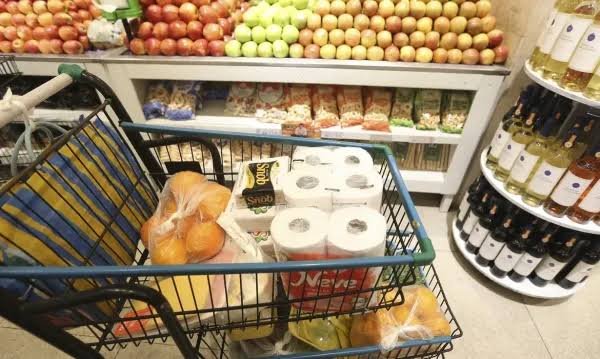 Alimentos ficam mais baratos e cesta recua em Manaus