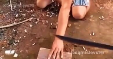 Homem encara desafio de tirar o fôlego com lâmina veja  vídeo