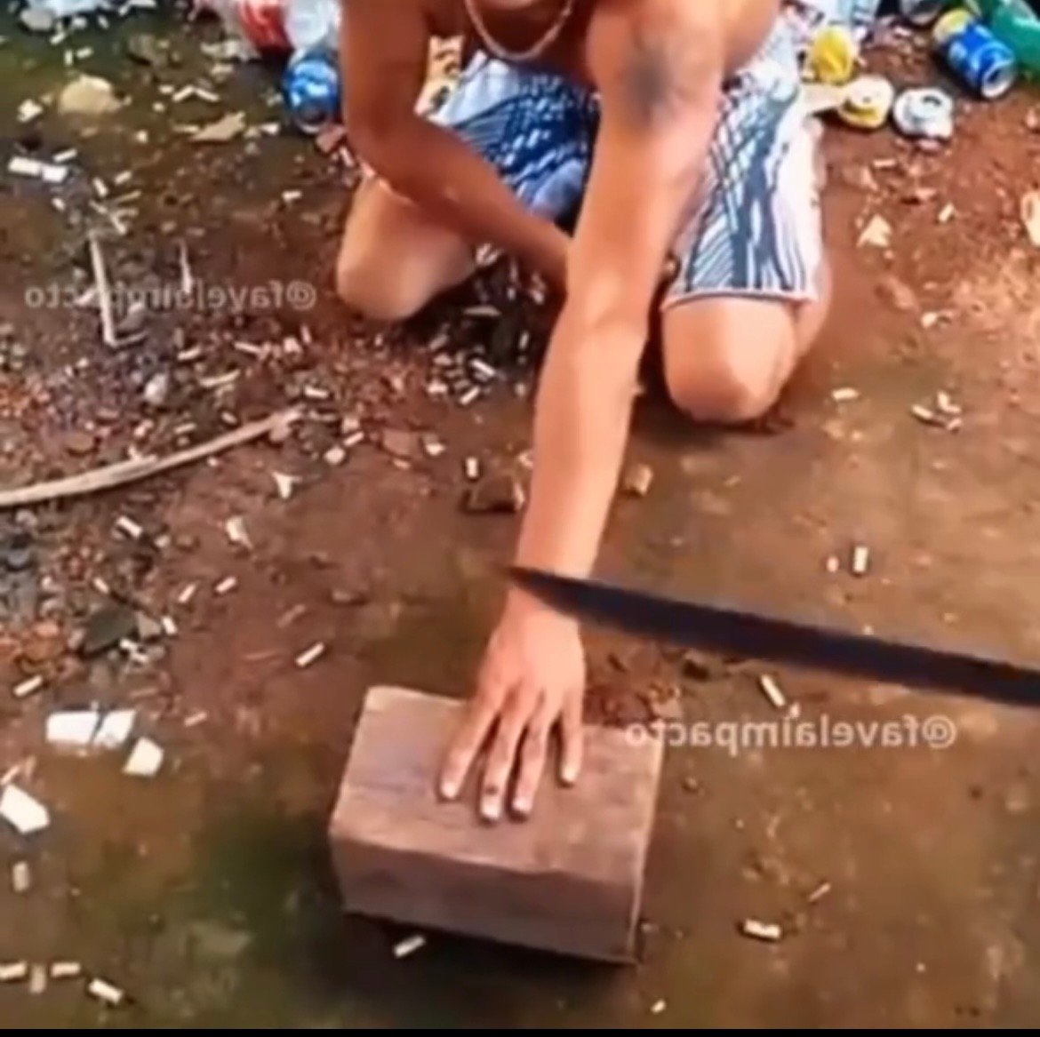 Homem encara desafio de tirar o fôlego com lâmina veja  vídeo