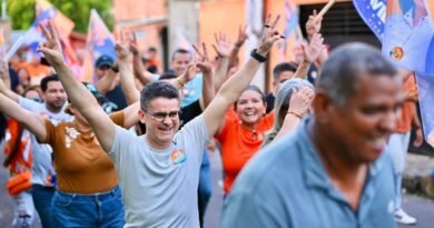 David Almeida realiza caminhada na zona Norte de Manaus durante campanha ao Governo do Amazonas