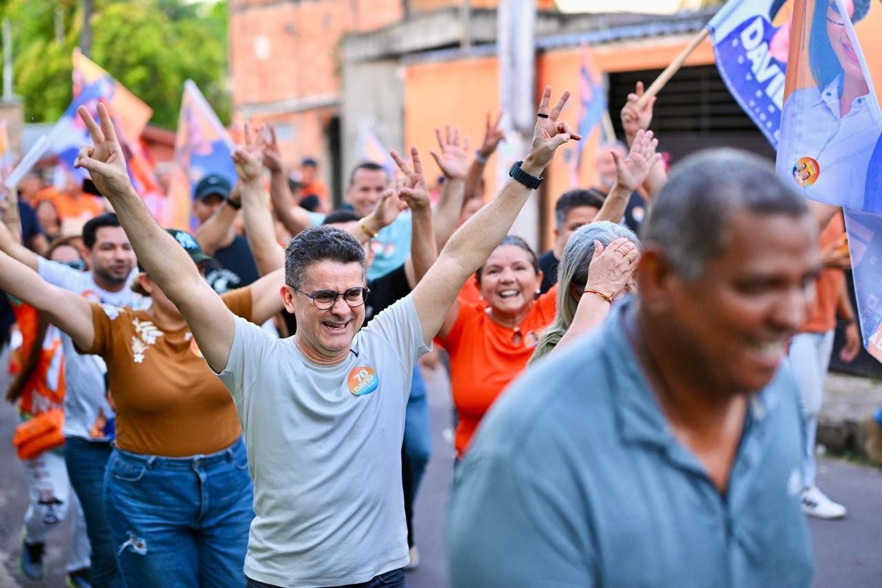 David Almeida realiza caminhada na zona Norte de Manaus durante campanha ao Governo do Amazonas