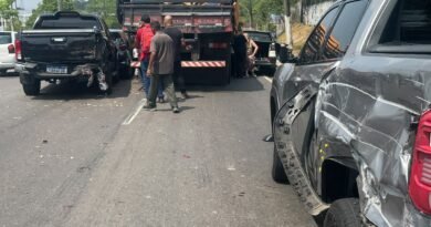 Caminhão desgovernado atinge seis carros e causa caos no trânsito na Torquato Tapajós, em Manaus