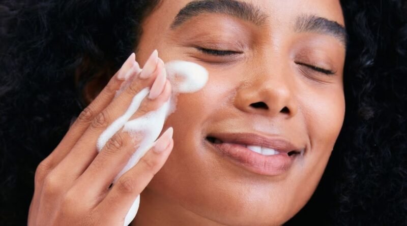Como preparar a pele para a maquiagem durar em festivais?