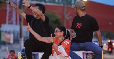 Carreata do 70 toma ruas de Manaus na véspera da eleição e acompanha crescimento de David em pesquisa