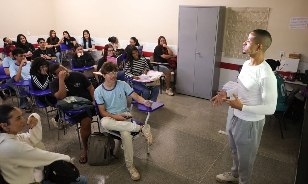 Brasília (DF) 07/10/2026 O professor Diogo de Andrade em sala de aula preparatória para o Enem Foto: Fabio Rodrigues-Pozzebom/ Agência Brasil