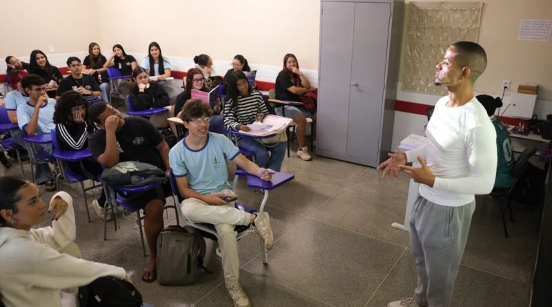 Brasília (DF) 07/10/2026 O professor Diogo de Andrade em sala de aula preparatória para o Enem Foto: Fabio Rodrigues-Pozzebom/ Agência Brasil