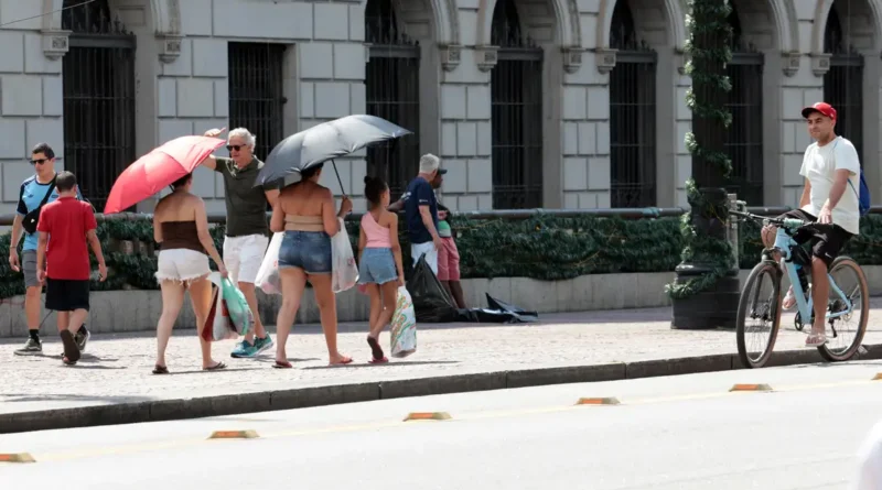 São Paulo (SP), 27/12/2025 - Pessoas na rua durante forte onda de calor. Operação Altas Temperaturas em São Paulo, devido ao forte calor na cidade. Foto: Paulo Pinto/Agencia Brasil