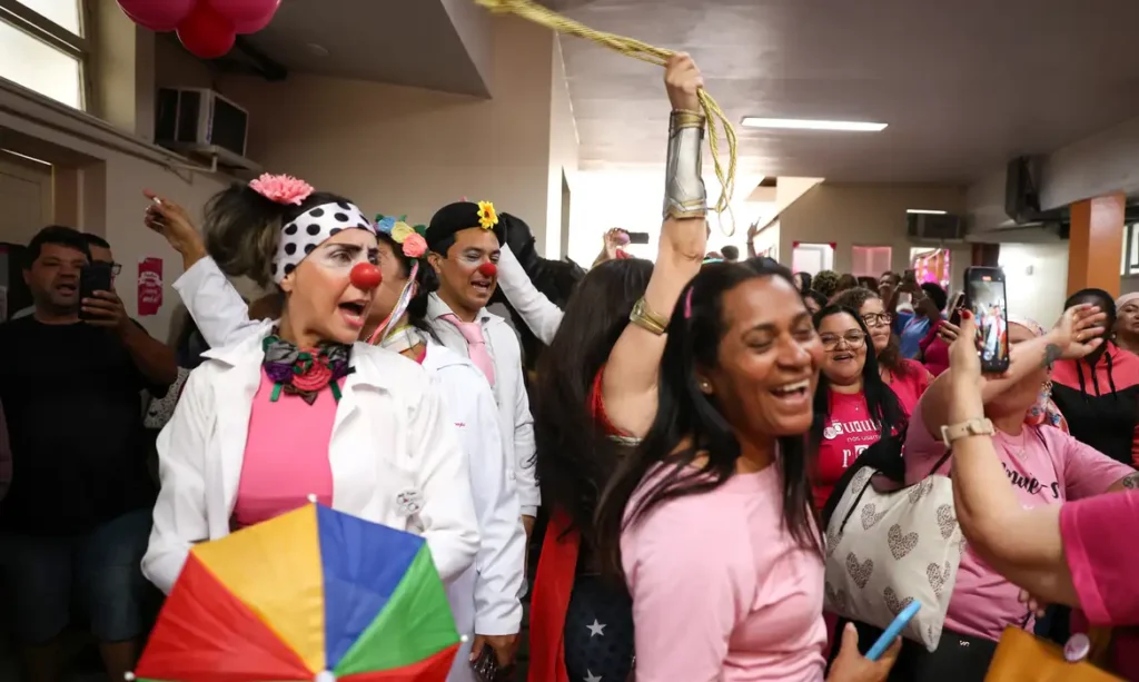 Rio de Janeiro (RJ), 23/10/2025 – Grupo de palhaços faz apresentação durante celebração do Outubro Rosa no Hospital do Câncer III, na zona norte do Rio de Janeiro. Foto: Tomaz Silva/Agência Brasil