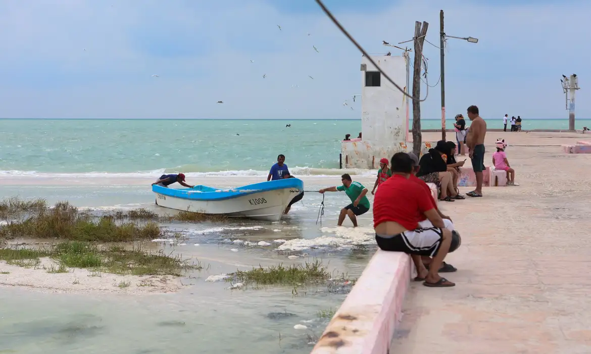 Pescadores protegem seus barcos enquanto Isaias atravessa o Golfo do México 7 de outubro de 2026 REUTERS/Lorenzo Hernandez