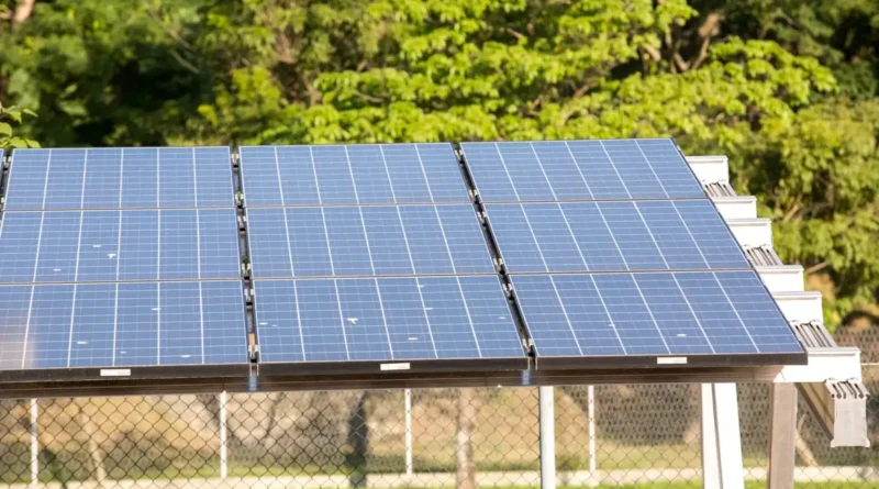 Placas de energia solar instaladas para gerar eletricidade