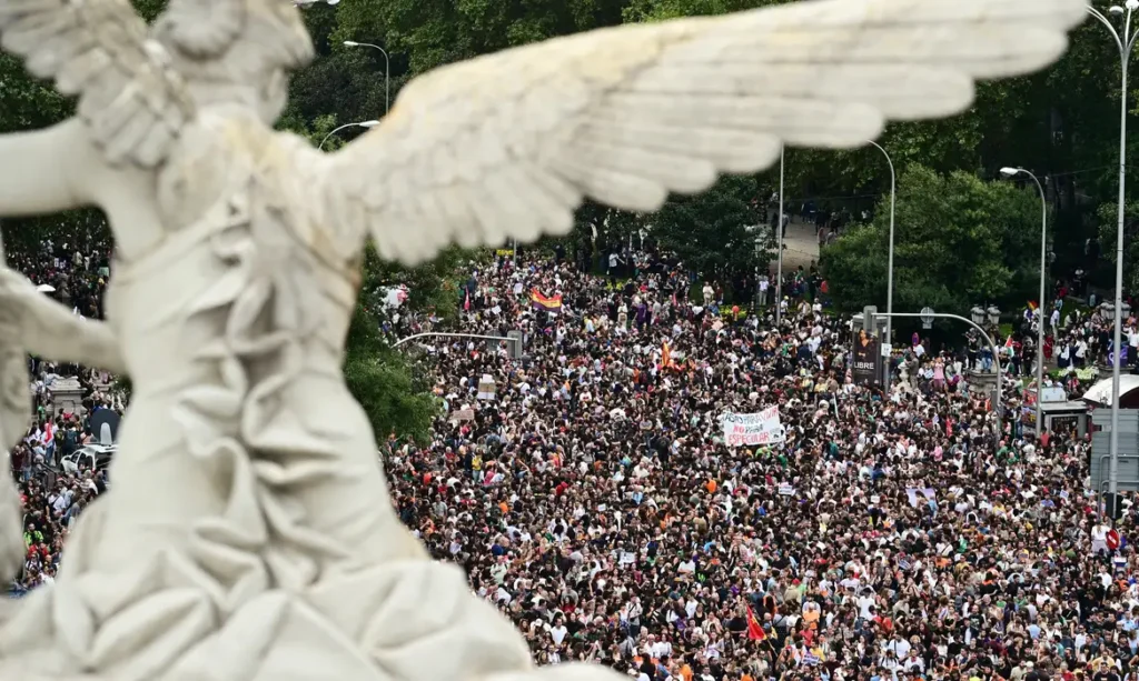 Manifestação contra a crise imobiliária, em Madri 3 de outubro de 2026 REUTERS/Juan Barbosa