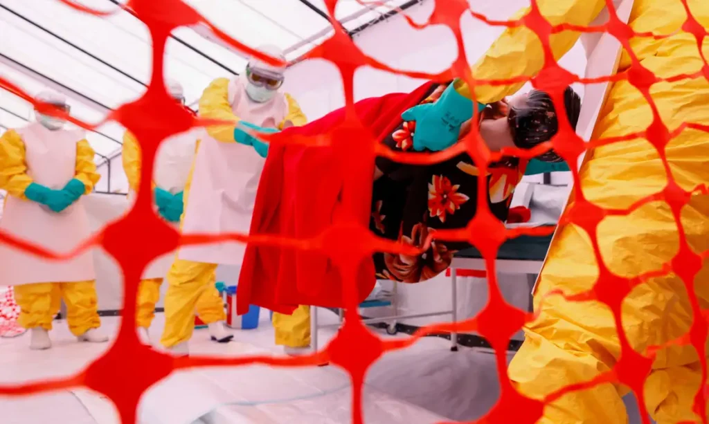 Profissionais de saúde em treinamento sobre Ebola na República Democrática do Congo 5 de agosto de 2026 REUTERS/Thomas Mukoya