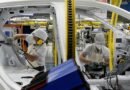 Os trabalhadores da montadora Fiat Chrysler Automobiles constroem um modelo Argo 2020, em meio à disseminação da doença por coronavírus (COVID-19), na fábrica de montagem em Betim