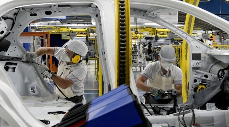 Os trabalhadores da montadora Fiat Chrysler Automobiles constroem um modelo Argo 2020, em meio à disseminação da doença por coronavírus (COVID-19), na fábrica de montagem em Betim