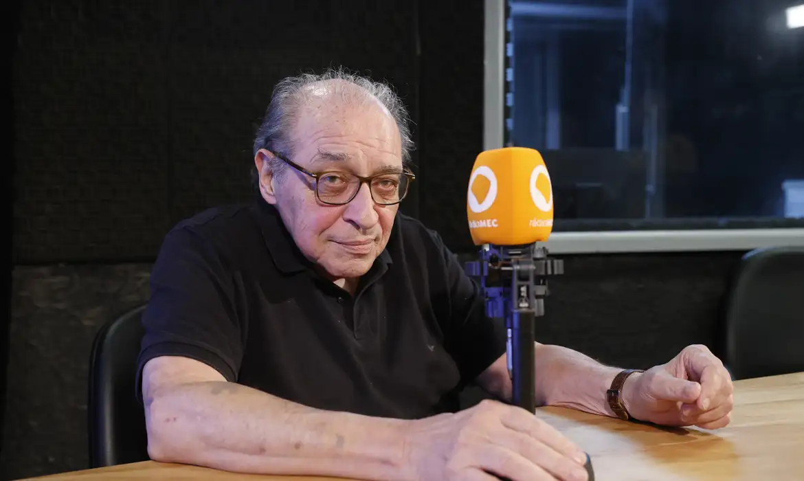 Rio de Janeiro (RJ), 02/03/2026 – O escritor Ruy Castro grava programas na Rádio MEC, com a esposa e jornalista Heloísa Seixas, e o programa Conversa com o Autor, com a jornalista Katy Navarro. Foto: Fernando Frazão/Agência Brasil