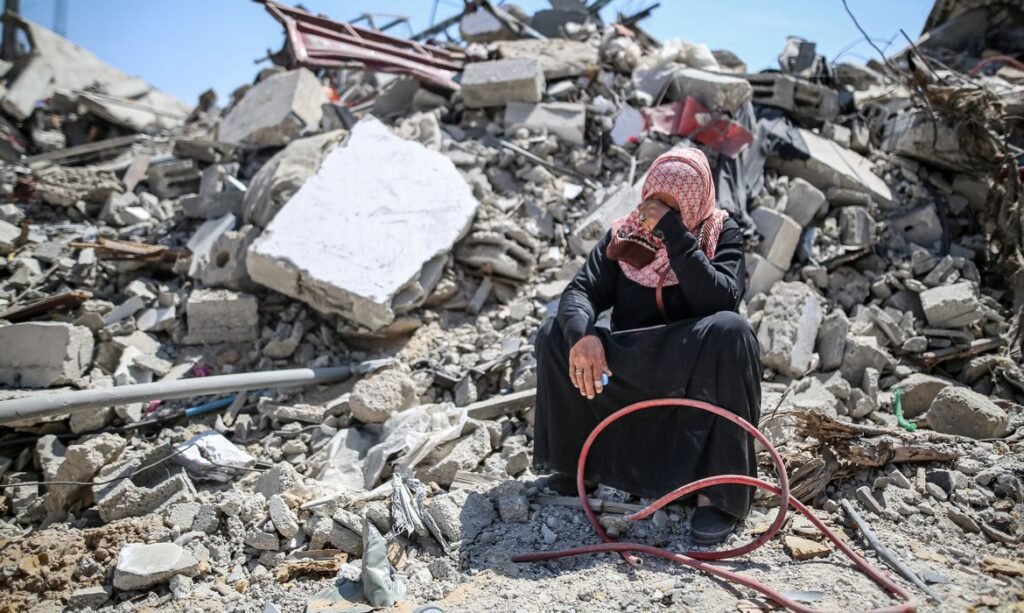 KHAN YUNIS, GAZA - APRIL 07: A woman cries on rubble of a collapsed building after Israeli forces' withdrawal from Khan Yunis, Gaza on April 07, 2024. Israeli Defense Minister Yoav Gallant said Sunday evening that troop withdrawal from Khan Younis city is part of preparations to launch a ground attack on Rafah city in the southern tip of the Gaza Strip. Jehad Alshrafi / AnadoluNo Use USA No use UK No use Canada No use France No use Japan No use Italy No use Australia No use Spain No use Belgium No use Korea No use South Africa No use Hong Kong No use New Zealand No use Turkey