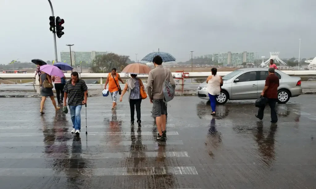 Chove em Brasília na tarde desta quarta-feira (Valter Campanato/Agência Brasil)