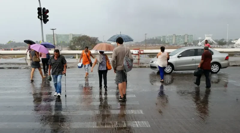 Chove em Brasília na tarde desta quarta-feira (Valter Campanato/Agência Brasil)