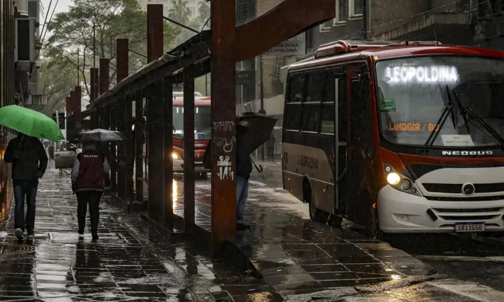 Porto Alegre, RS, Brasil, 22/8/2025: A Defesa Civil de Porto Alegre reforça o alerta vigente até as 22h de sábado, 23, para chuva intensa acompanhada de rajadas de vento que podem chegar a 70 km/h e descargas elétricas. No período, o acumulado de chuva deve somar 120mm na Capital - sendo 70 mm nesta sexta-feira, 22, e mais 50mm no sábado, 23. Foto: Alex Rocha/PMPA