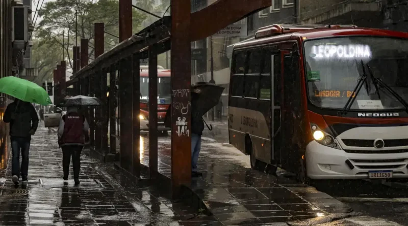 Porto Alegre, RS, Brasil, 22/8/2025: A Defesa Civil de Porto Alegre reforça o alerta vigente até as 22h de sábado, 23, para chuva intensa acompanhada de rajadas de vento que podem chegar a 70 km/h e descargas elétricas. No período, o acumulado de chuva deve somar 120mm na Capital - sendo 70 mm nesta sexta-feira, 22, e mais 50mm no sábado, 23. Foto: Alex Rocha/PMPA