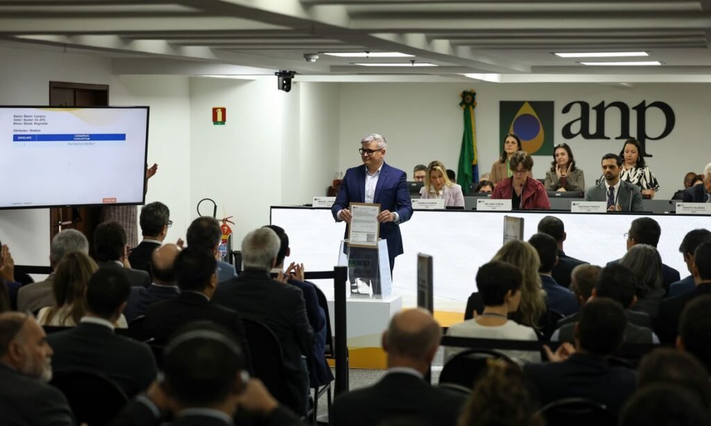 Rio de Janeiro (RJ), 07/10/2026 – Propostas são entregues durante a sessão pública do 4º Ciclo da Oferta Permanente de Partilha da Produção (OPP4), na sede da Agência Nacional do Petróleo, Gás Natural e Biocombustíveis (ANP), no centro do Rio de Janeiro. Foto: Tomaz Silva/Agência Brasil