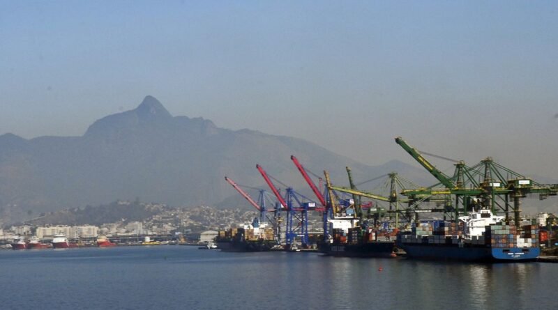 Atracação de navios no Caís do Porto do Rio de Janeiro, guindaste, container.