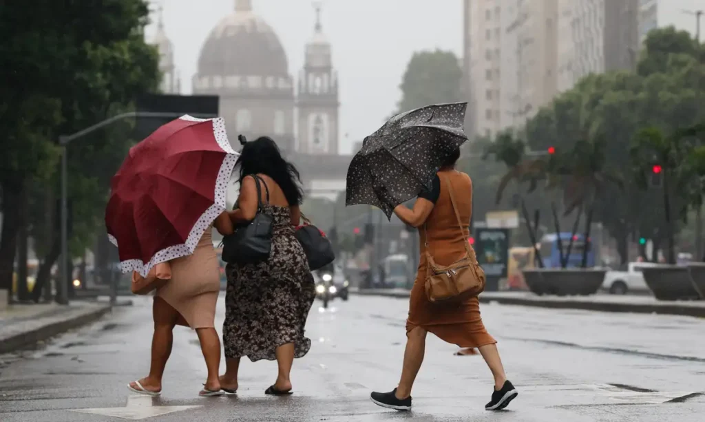Rio de Janeiro (RJ) 22/03/2024 – Temporal atinge o Rio de Janeiro e trabalhadores deixam a região central da cidade, que tem ponto facultativo decretado com previsão de chuvas extremas. Foto: Fernando Frazão/Agência Brasil