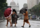 Rio de Janeiro (RJ) 22/03/2024 – Temporal atinge o Rio de Janeiro e trabalhadores deixam a região central da cidade, que tem ponto facultativo decretado com previsão de chuvas extremas. Foto: Fernando Frazão/Agência Brasil