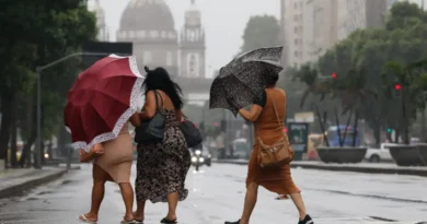 Rio de Janeiro (RJ) 22/03/2024 – Temporal atinge o Rio de Janeiro e trabalhadores deixam a região central da cidade, que tem ponto facultativo decretado com previsão de chuvas extremas. Foto: Fernando Frazão/Agência Brasil