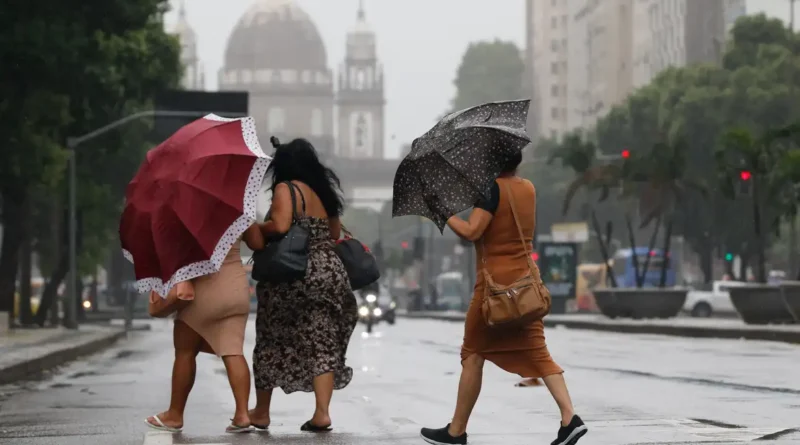 Rio de Janeiro (RJ) 22/03/2024 – Temporal atinge o Rio de Janeiro e trabalhadores deixam a região central da cidade, que tem ponto facultativo decretado com previsão de chuvas extremas. Foto: Fernando Frazão/Agência Brasil