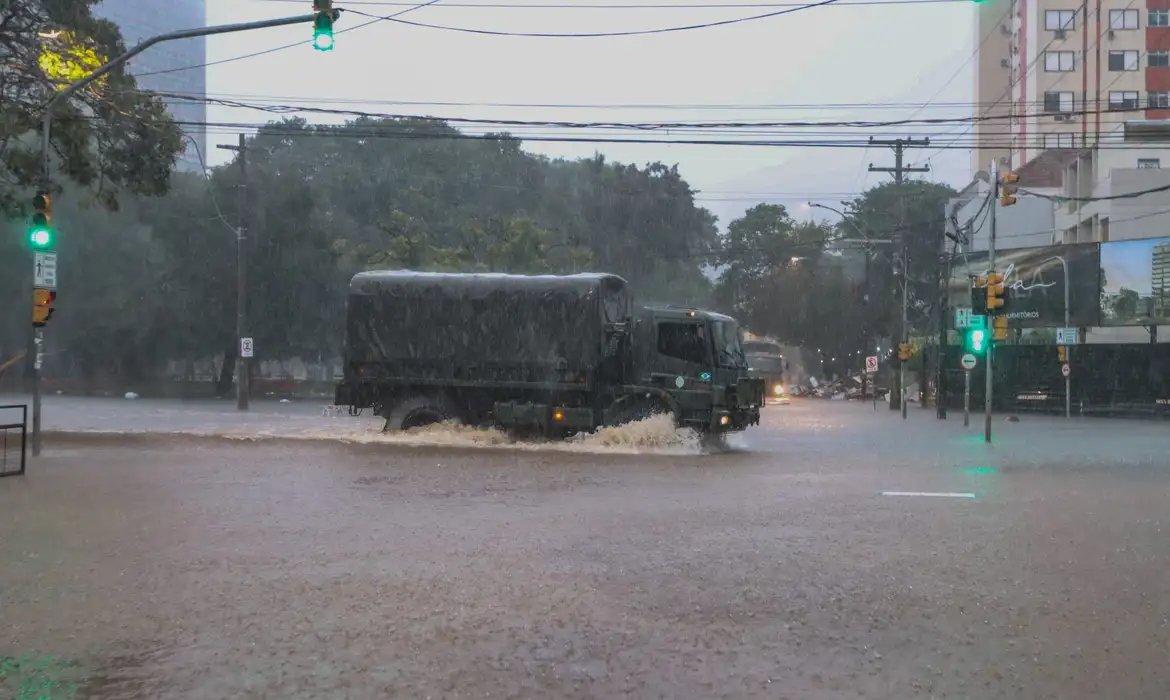 Porto Alegre (RS), 23/05/2024 – CHUVAS/ RS - ENCHENTES - Exército faz o resgate de pessoas, após forte chuva em Porto Alegre. Foto: Rafa Neddermeyer/Agência Brasil