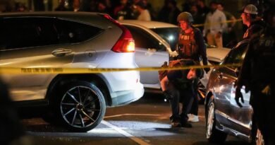 Agentes federais investigam veículo próximo a local de tiroteio na cidade de Nova York 8 de outubro de 2026 REUTERS/David Dee Delgado