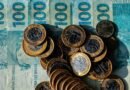 10/07/2026 - Brasília - dinheiro, moeda, real, reais, cédula, cédulas, nota, notas, moeda brasileira, dinheiro brasileiro, inflação, inflação alta, deflação, economia, economia brasileira, mercado, mercado financeiro, finanças, finanças pessoais, orçamento, orçamento doméstico, renda, renda familiar, salário, salário mínimo, remuneração, vencimento, pagamento, poder de compra, custo de vida, custo dos alimentos, aumento de preços, alta dos preços, carestia, desvalorização, valorização, perda do poder de compra, crise econômica, recessão, crescimento econômico, consumo, consumidor, compras, supermercado, cesta básica, despesas, gastos, contas, contas a pagar, boletos, dívida, dívidas, endividamento, inadimplência, poupança, economia doméstica, investimento, investimentos, aplicações financeiras, juros, taxa de juros, taxa Selic, Banco Central, crédito, empréstimo, financiamento, cartão de crédito, débito, PIX, transferência bancária, banco, instituição financeira, orçamento familiar, planejamento financeiro, reserva de emergência, patrimônio, riqueza, patrimônio líquido, capital, capital financeiro, lucro, prejuízo, receita, despesa, balanço financeiro, impostos, tributos, tributação, imposto de renda, arrecadação, arrecadação fiscal, carga tributária, imposto, taxa, tarifas, câmbio, dólar, euro, cotação, câmbio flutuante, desvalorização cambial, valorização cambial, moeda estrangeira, inflação acumulada, índice de preços, IPCA, INPC, IGP-M, poder aquisitivo, renda per capita, desenvolvimento econômico, estabilidade econômica, política monetária, política fiscal, oferta, demanda, produtividade, consumo consciente, educação financeira, planejamento financeiro, equilíbrio financeiro, independência financeira, riqueza, prosperidade, orçamento público, gastos públicos, contas públicas, déficit, superávit, tesouro nacional, moeda forte, moeda fraca, liquidez, circulação de dinheiro, s