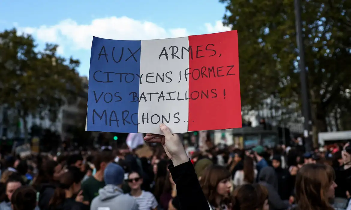 França: estudantes prometem continuar luta após primeira vitória