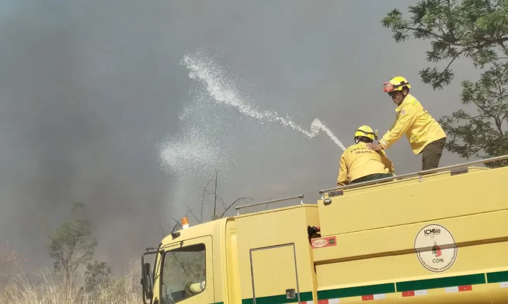 Brasília (DF), 09/10/2026 - Agentes do Corpo de Bombeiros controlam incêndio em área de mata na UnB. Foto: Luiz Cláudio Ferreira/Agência Brasil