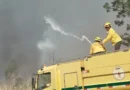 Brasília (DF), 09/10/2026 - Agentes do Corpo de Bombeiros controlam incêndio em área de mata na UnB. Foto: Luiz Cláudio Ferreira/Agência Brasil