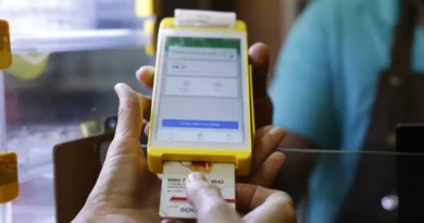 Rio de Janeiro (RJ), 12/01/2025 – Transação comercial em maquininha. Novo decreto moderniza o Programa de Alimentação do Trabalhador (PAT) e traz novas regras ao sistema de vale-alimentação e vale-refeição. Foto: Fernando Frazão/Agência Brasil