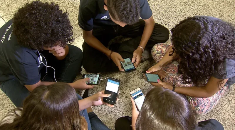 como vídeos e comentários postados na internet podem influenciar os interesses e comportamentos individuais