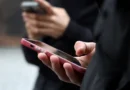 Adolescentes olham para as telas de seus celulares em Paris 20 de fevereiro de 2026 REUTERS/Manuel Ausloos